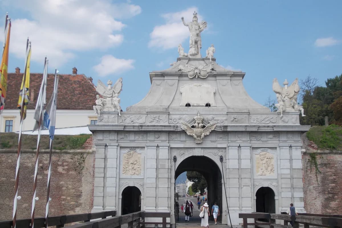 Fațada sculptată a Porții a III-a din Cetatea Alba Carolina