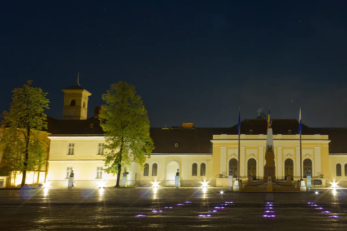 Sala Unirii din Alba Iulia într-o panoramă dinspre parc