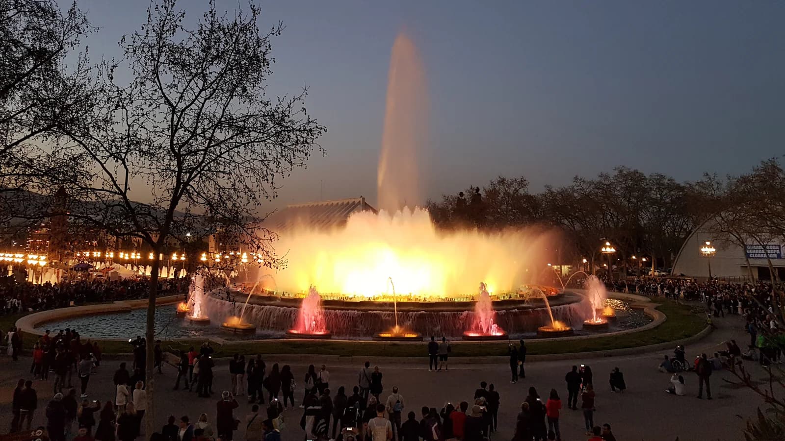 Fântâna Magică din Montjuïc, luminată seara, în Barcelona