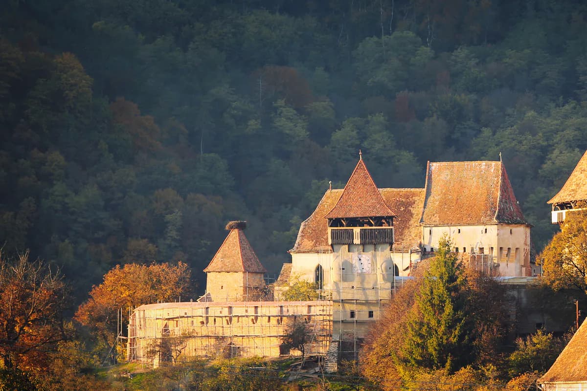 Ansamblul bisericii fortificate din Alma Vii, în timpul lucrărilor de restaurare
