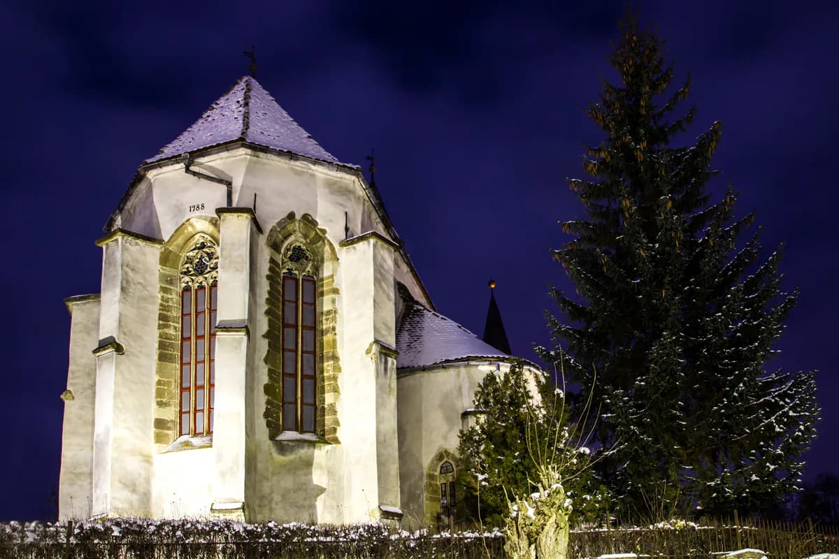 Biserica fortificată din Richiș, luminată într-o seară de iarnă