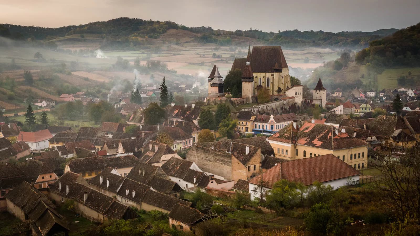 Biserica fortificată din Biertan ridicându-se deasupra satului și colinelor Târnavei Mari