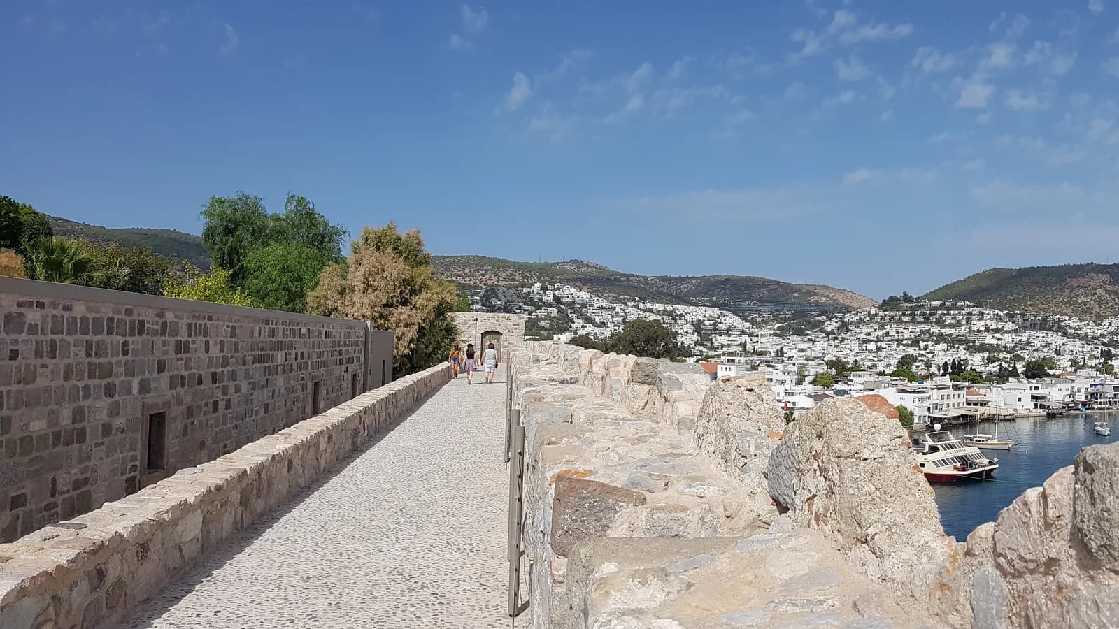 Panoramă largă cu Castelul Bodrum, orașul alb și portul