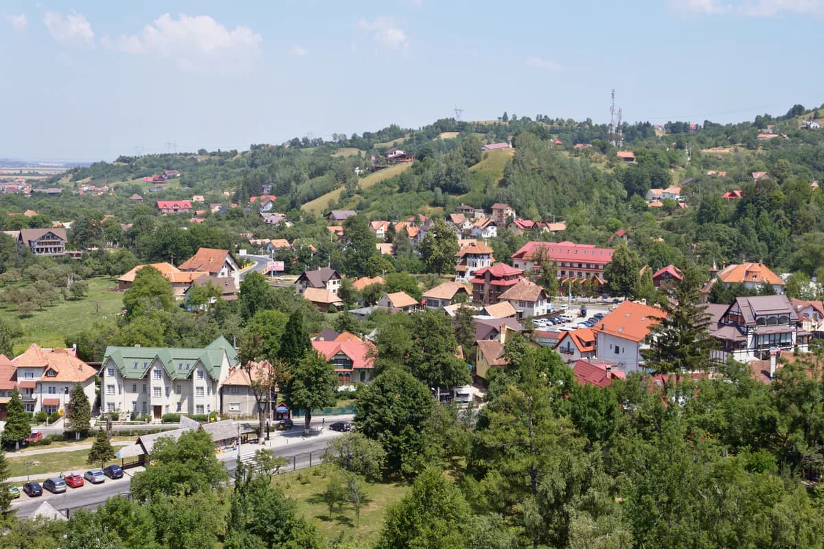 Satul Bran și gospodăriile răspândite pe dealurile verzi din jur