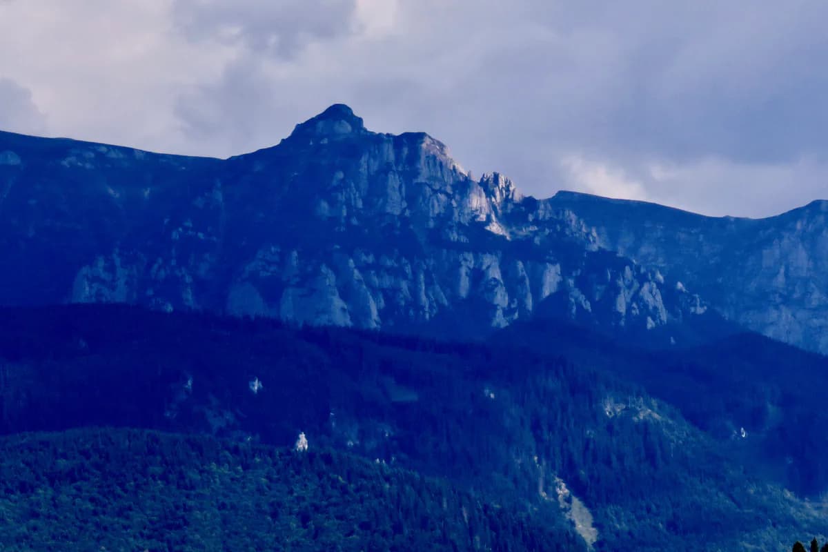 Creasta Munților Bucegi văzută din Culoarul Rucăr-Bran