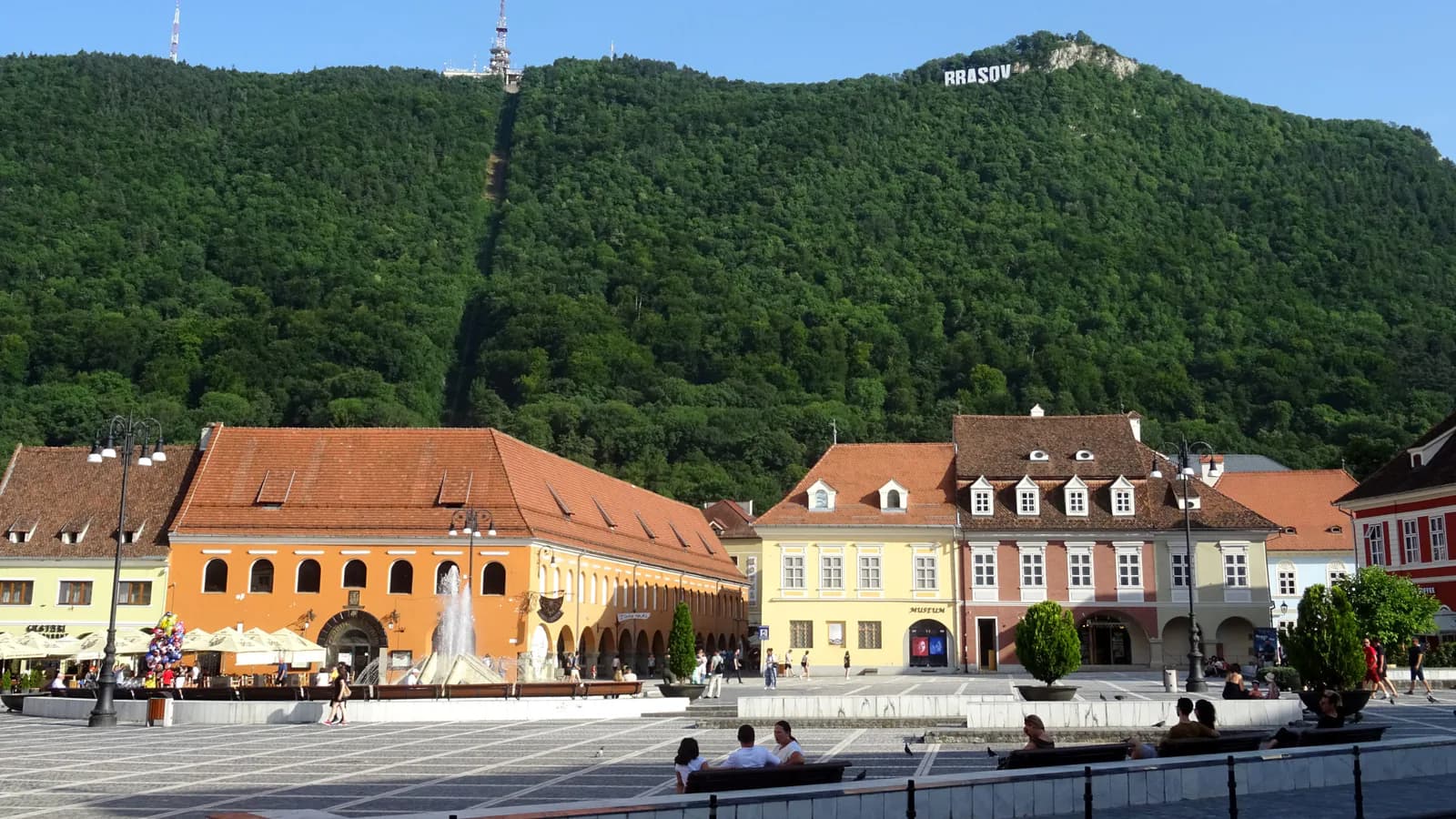 Piața Sfatului din Brașov, cu Tâmpa și pădurile din jur în fundal