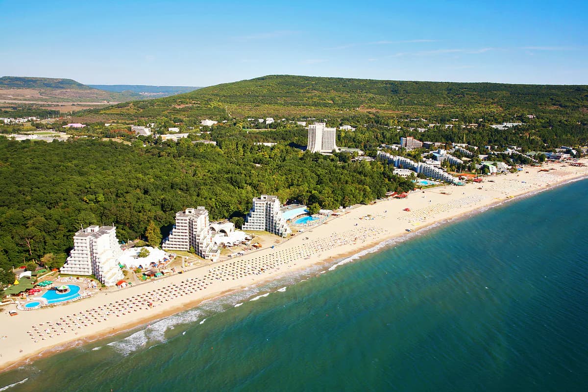 Vedere aeriană asupra resortului Albena și a plajei