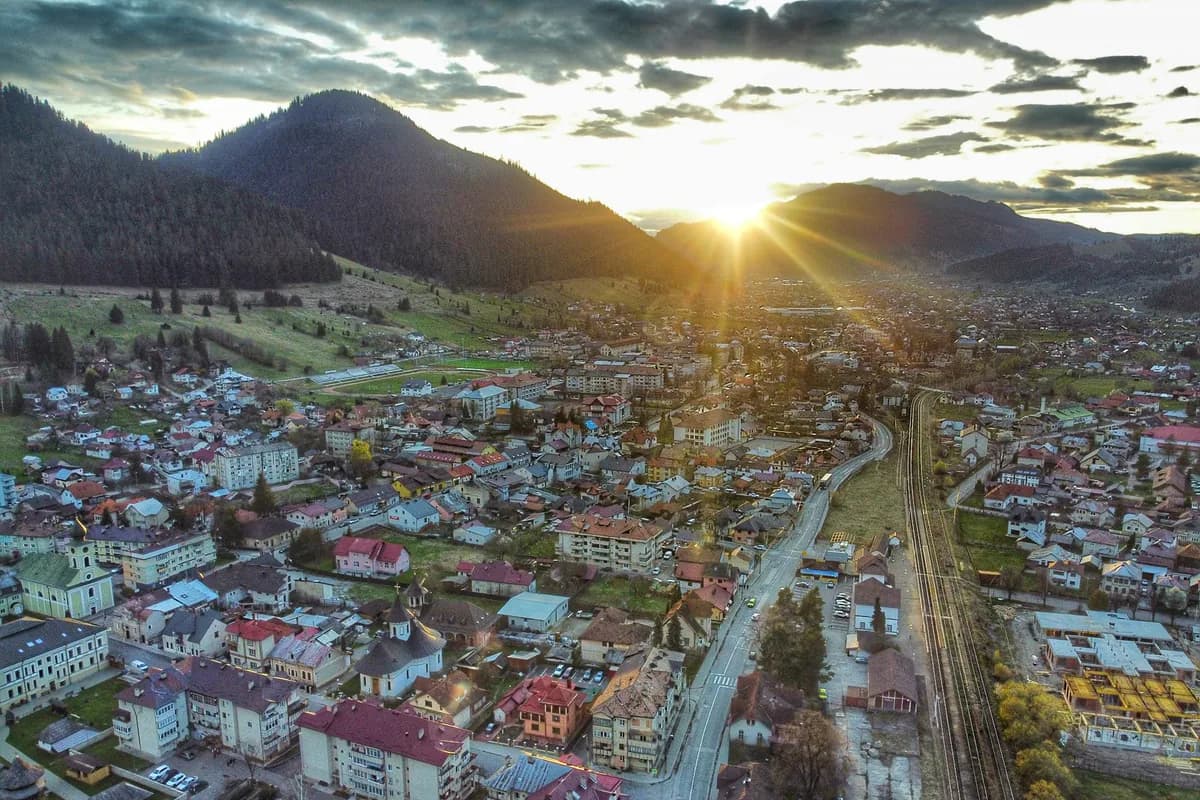 Vedere aeriană peste Câmpulung Moldovenesc, cu orașul așezat între culmi împădurite