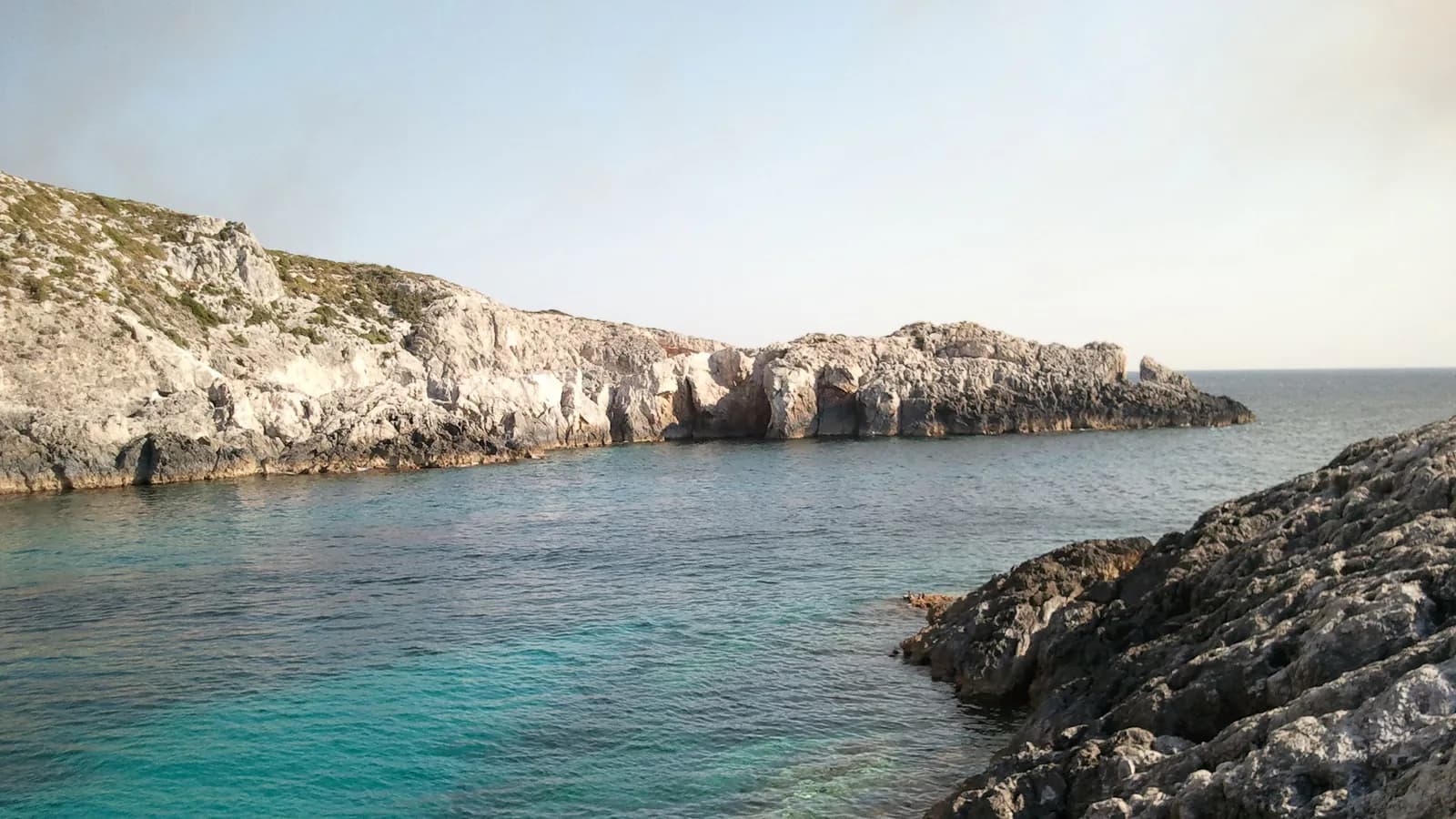 Coastă stâncoasă și apă turcoaz în Corfu