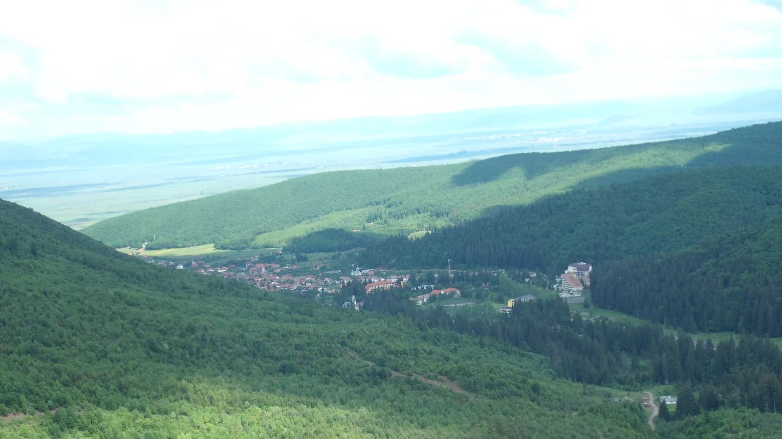 vedere spre orașul Covasna din zona sitului Cetatea Zânelor