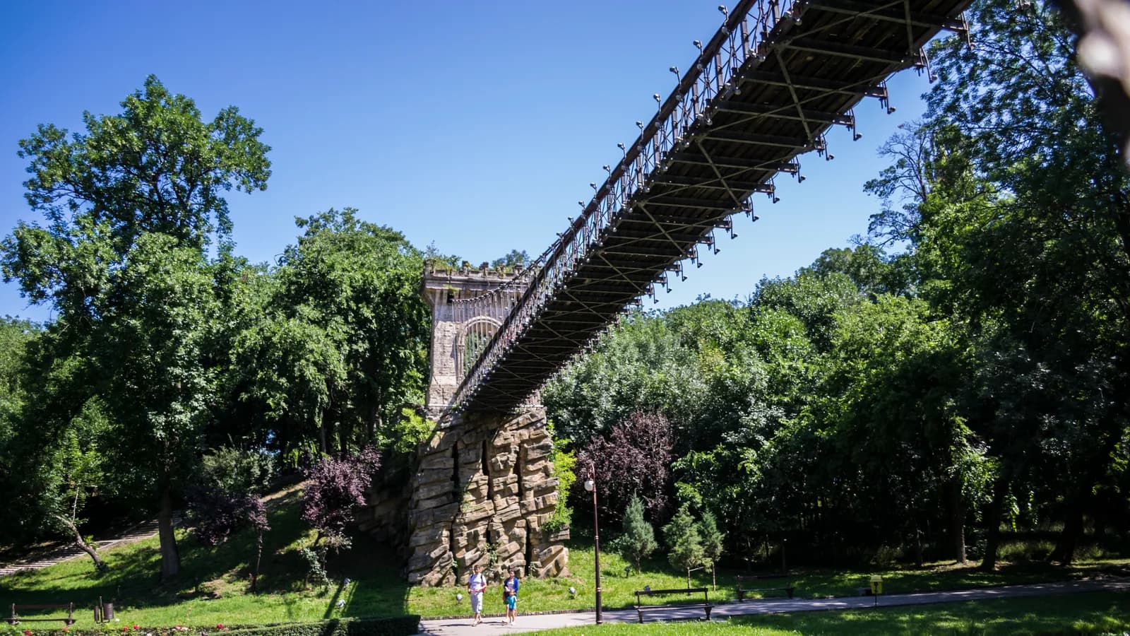 Podul suspendat încadrat de vegetația Parcului Nicolae Romanescu