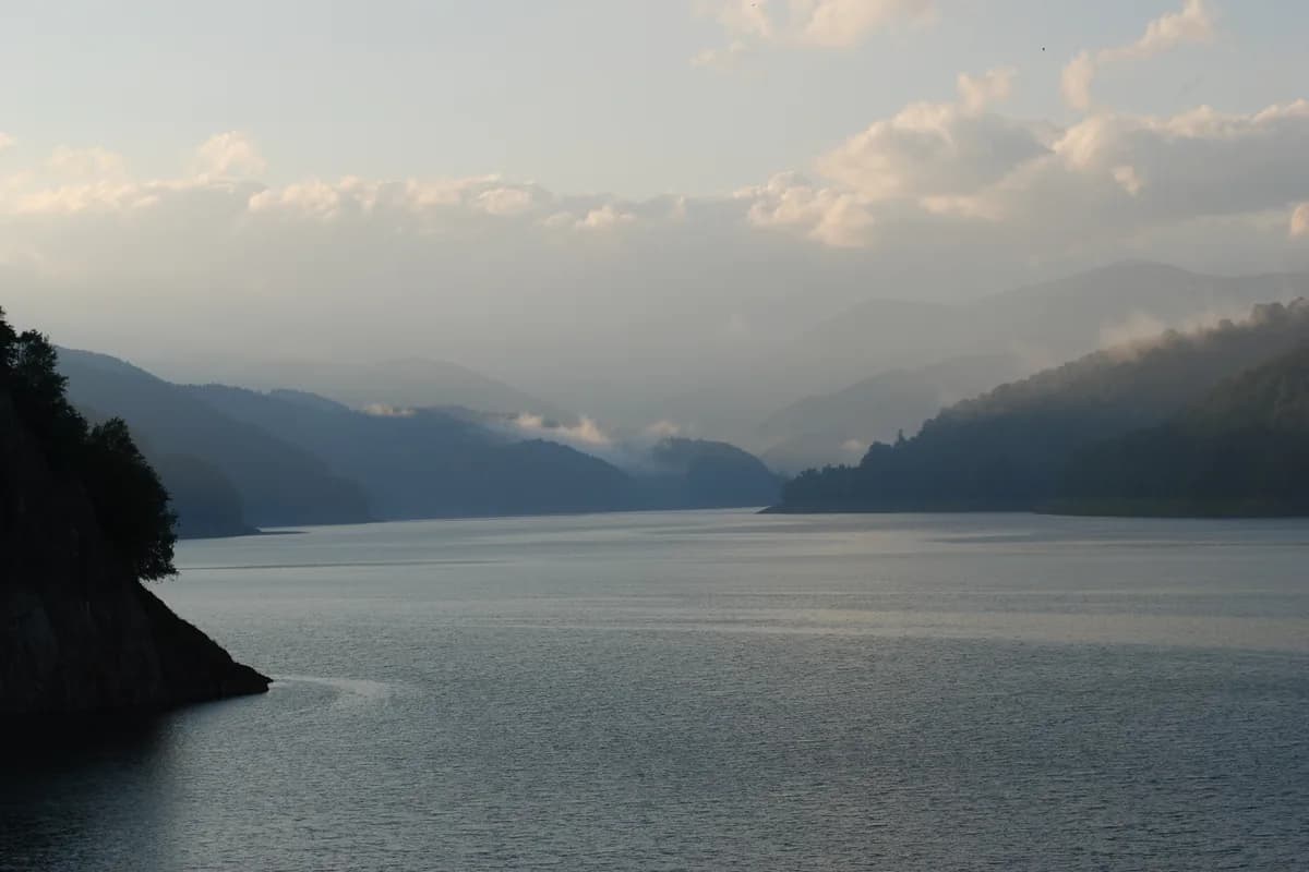 Lacul Vidraru văzut de pe baraj spre seară