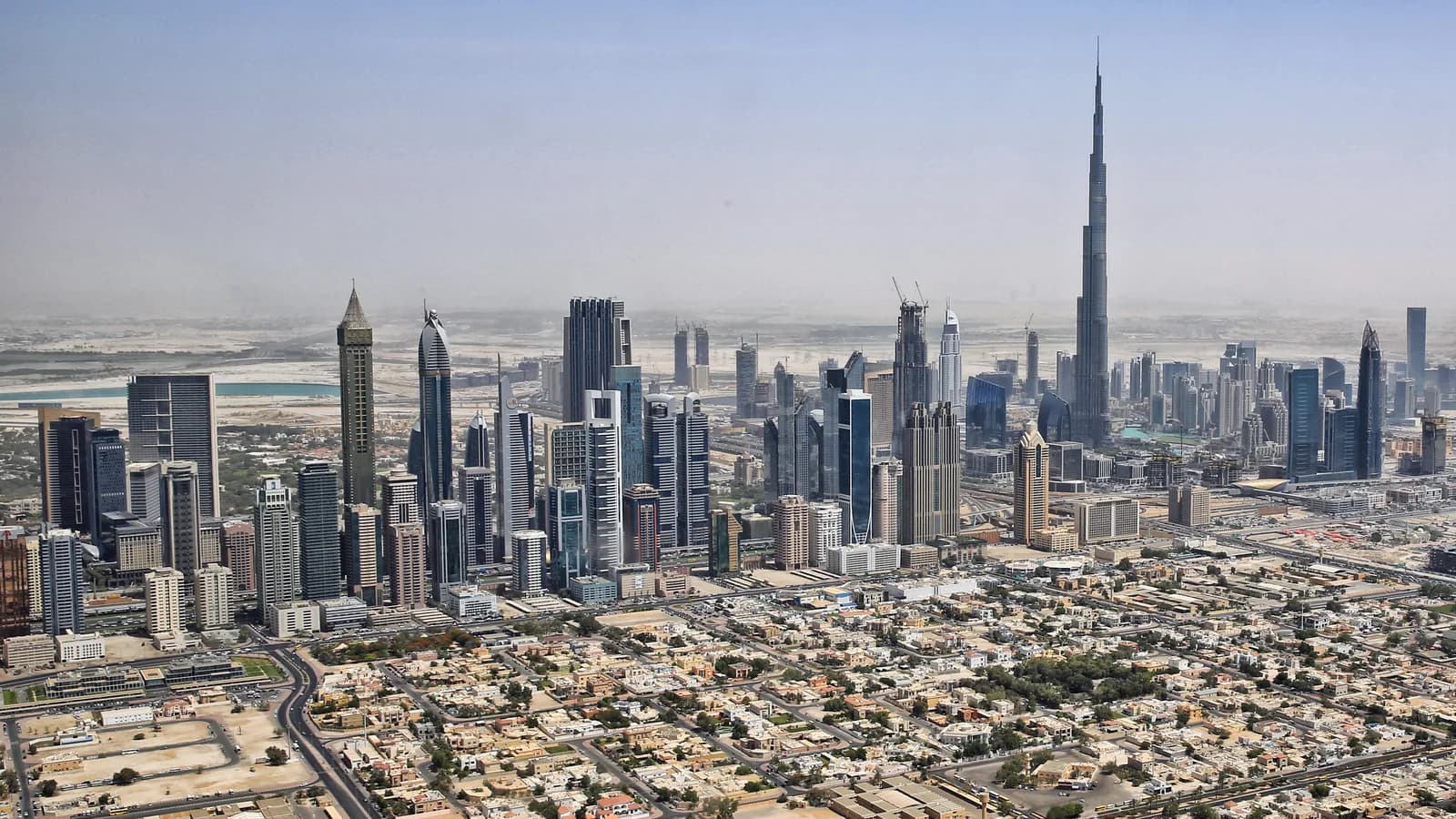 Panoramă a orașului Dubai cu Burj Khalifa dominant în centru