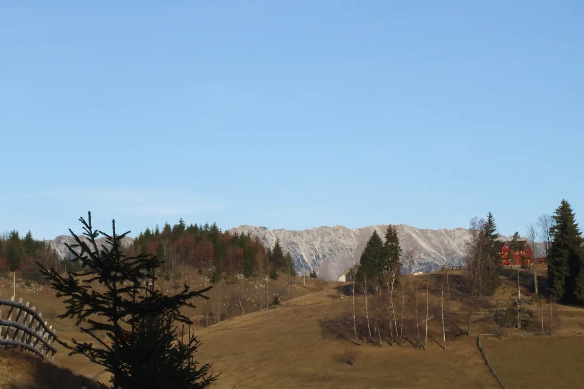 Fundata cu Munții Piatra Craiului în depărtare