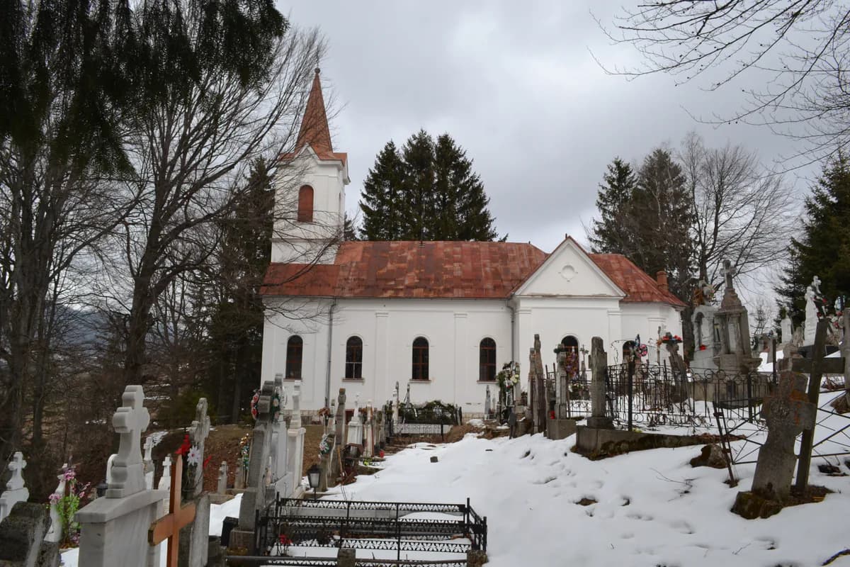Biserica ortodoxă din Șirnea în peisajul satului