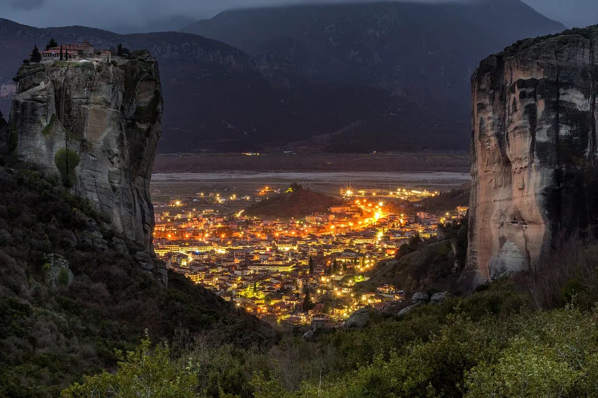 Mănăstirile și stâncile Meteorei noaptea