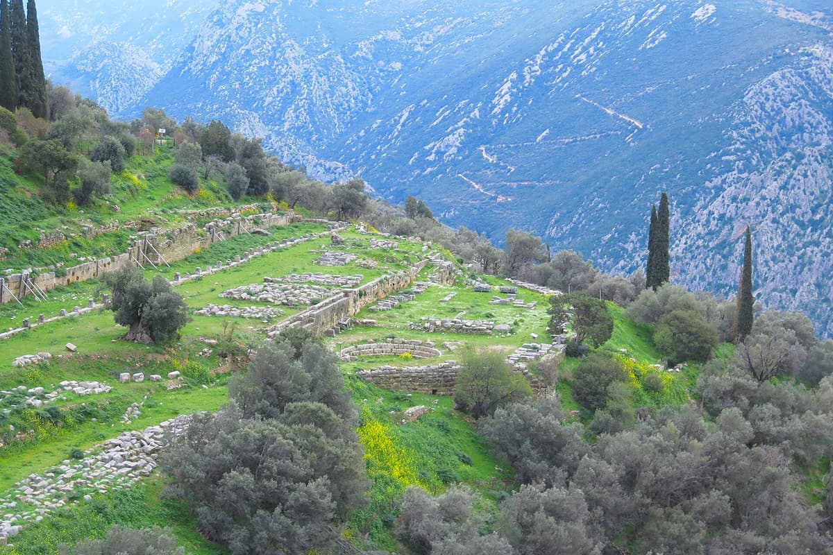 Ruinele sanctuarului de la Delphi
