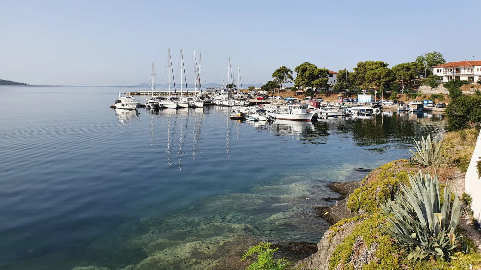 Port cu bărci pe apă liniștită în Halkidiki