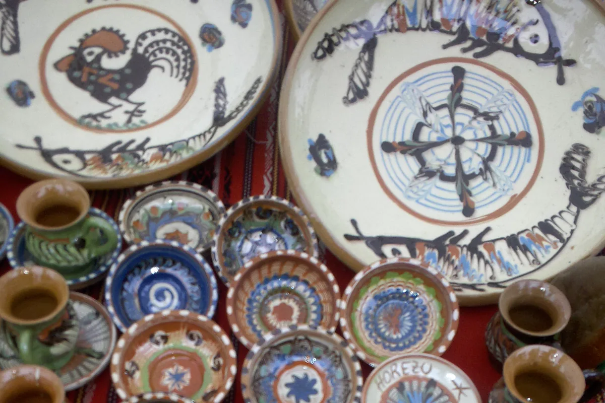 Vase de ceramică de Horezu decorate cu motive tradiționale