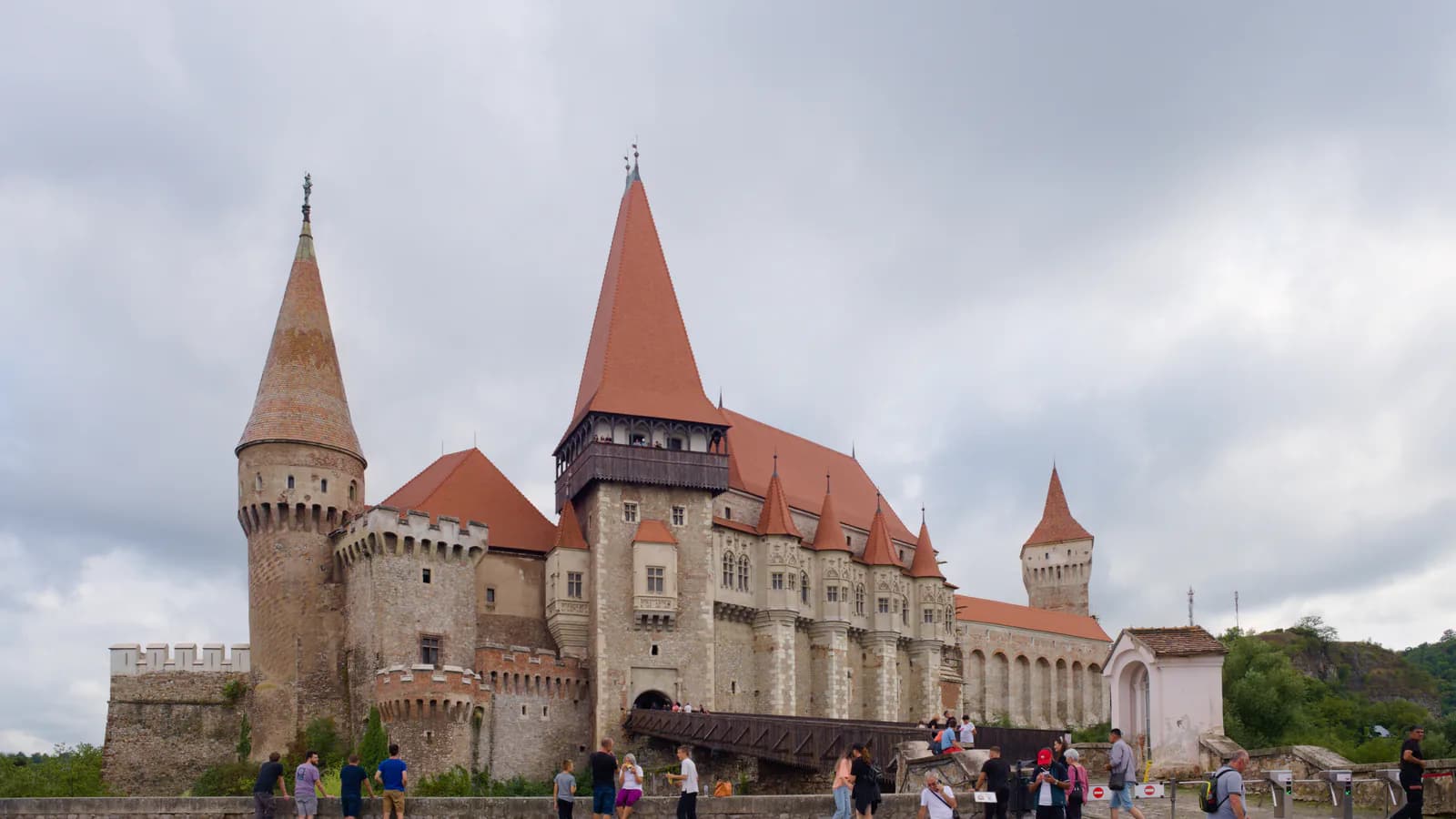 Castelul Corvinilor văzut deasupra municipiului Hunedoara