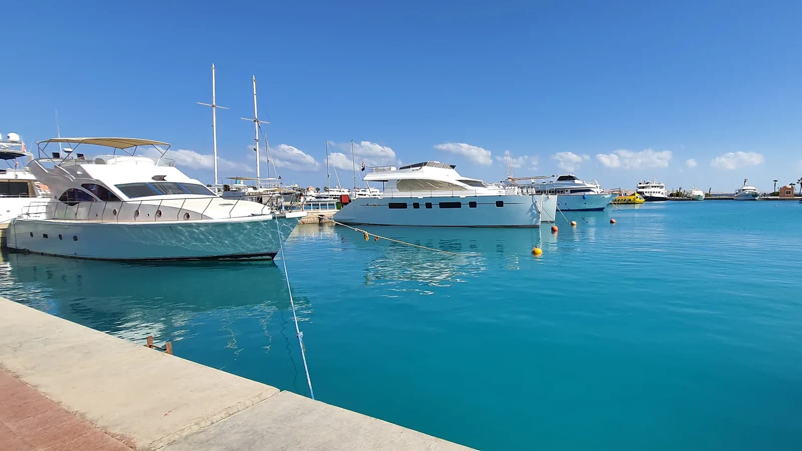 Iahturi acostate în marina din Hurghada