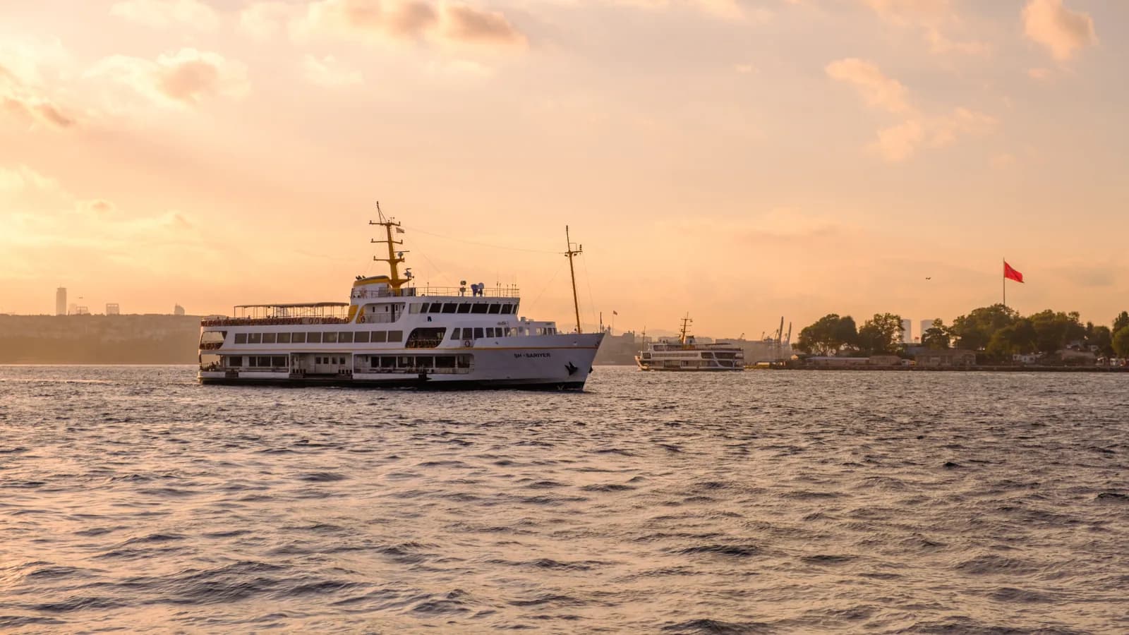 Feribot public pe Bosfor la apus, în Istanbul