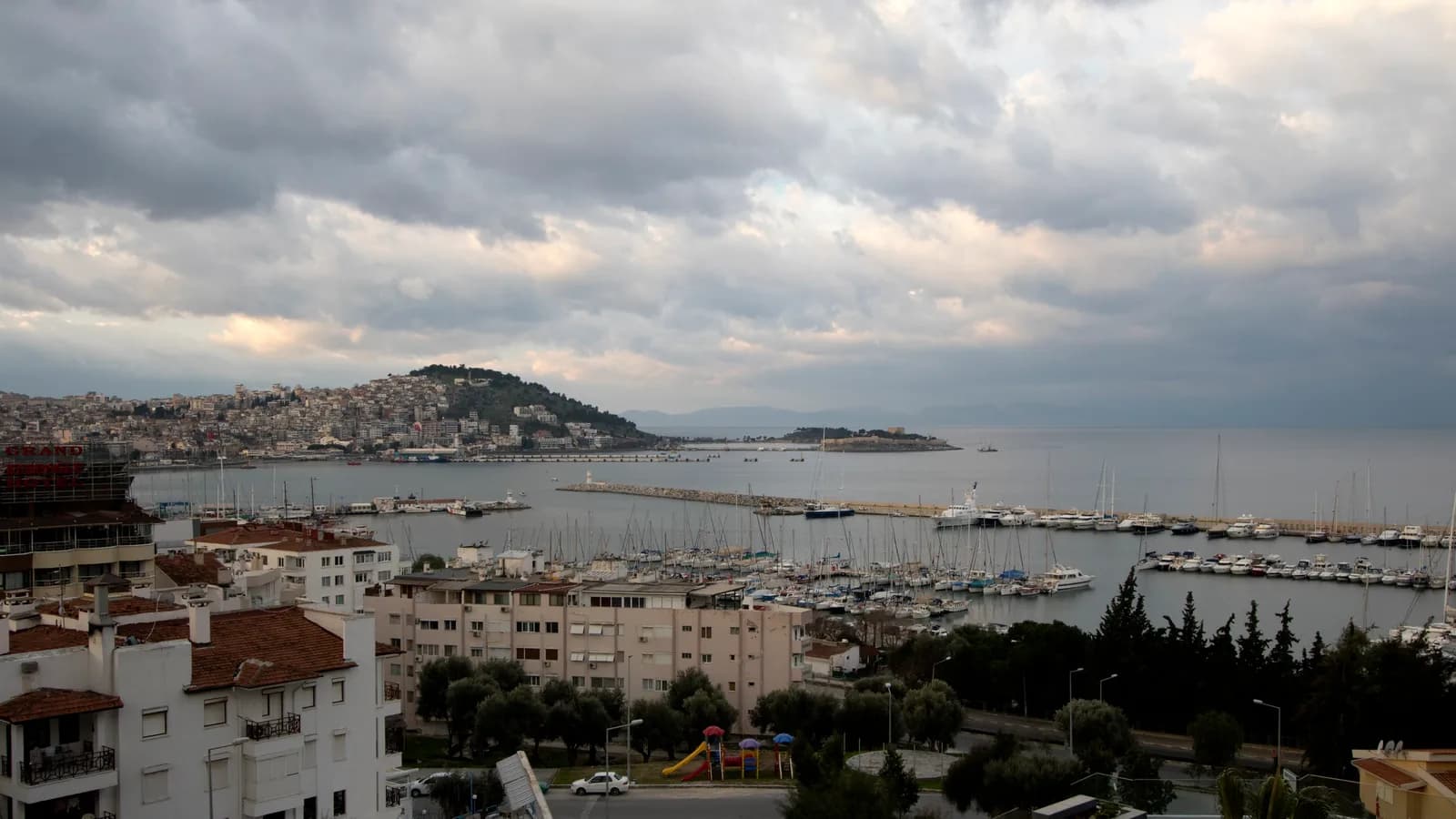 Panoramă spre marina Kușadası și coasta urbană