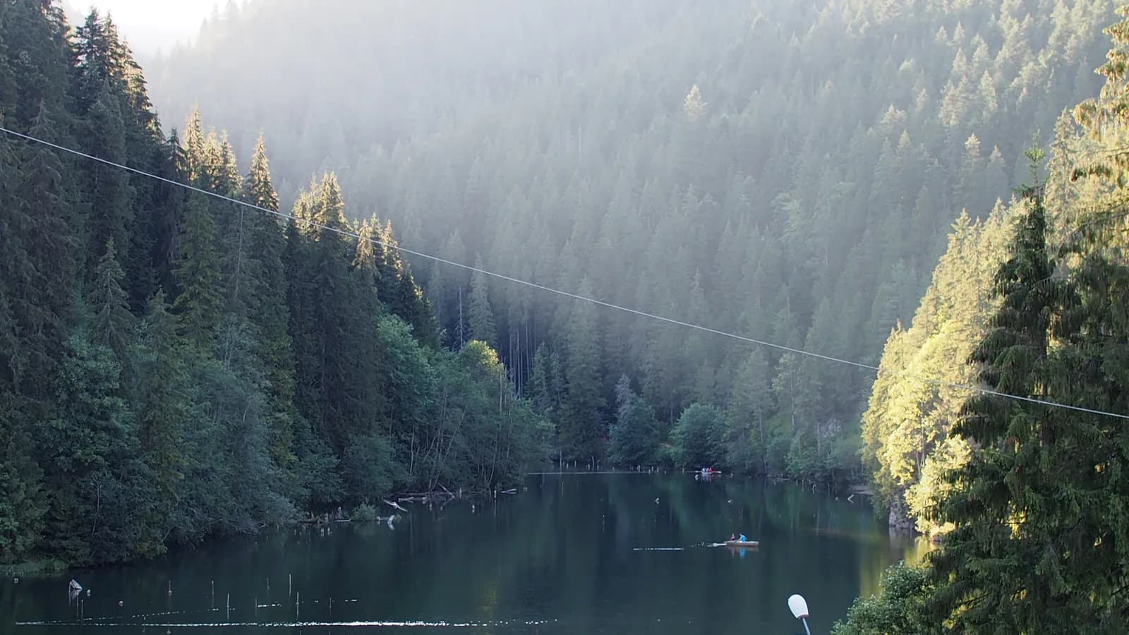 Lacul Roșu într-un peisaj montan împădurit
