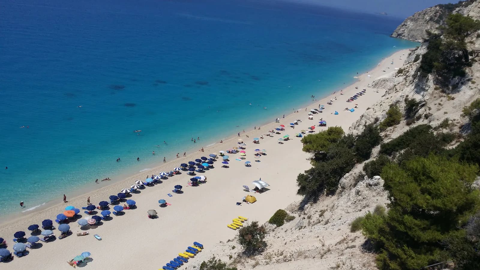 Golf cu plajă și apă turcoaz în Lefkada