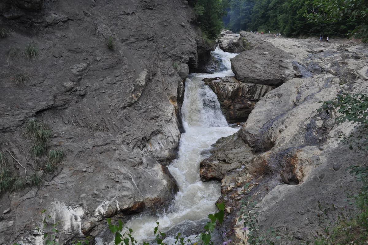 Cascada Putnei / repezișurile Putnei la Lepșa
