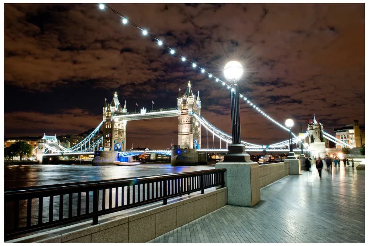 Tower Bridge iluminat noaptea văzut de pe malul sudic al Tamisei