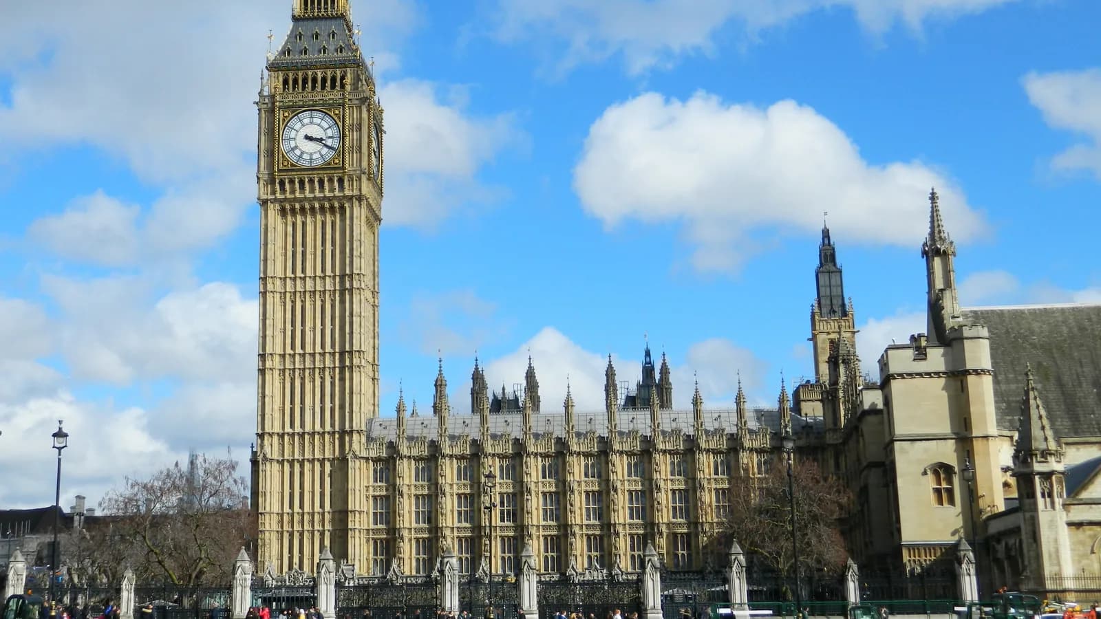Palace of Westminster și Elizabeth Tower văzute de pe malul Tamisei