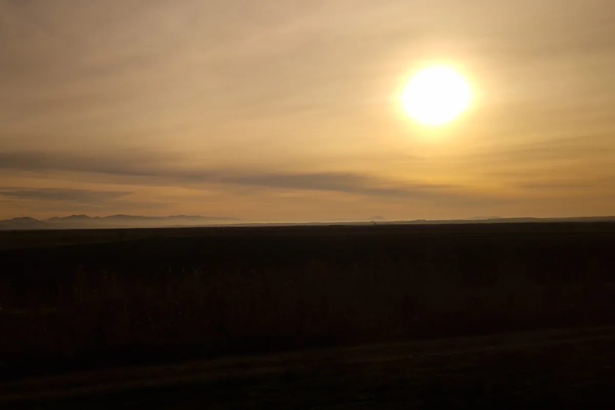 Silueta Munților Măcinului privită de la distanță din Dobrogea