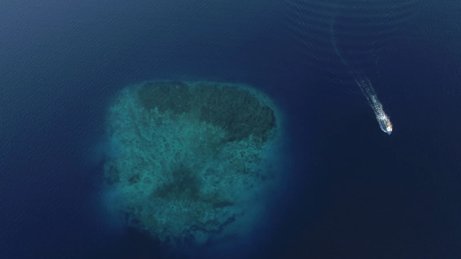 Atol și insule joase în apa turcoaz din Addu City