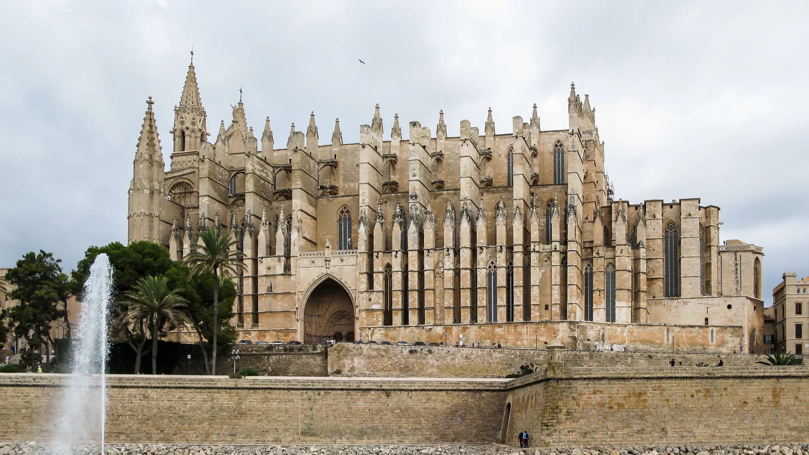 Catedrala gotică La Seu din Palma văzută dinspre luciul de apă