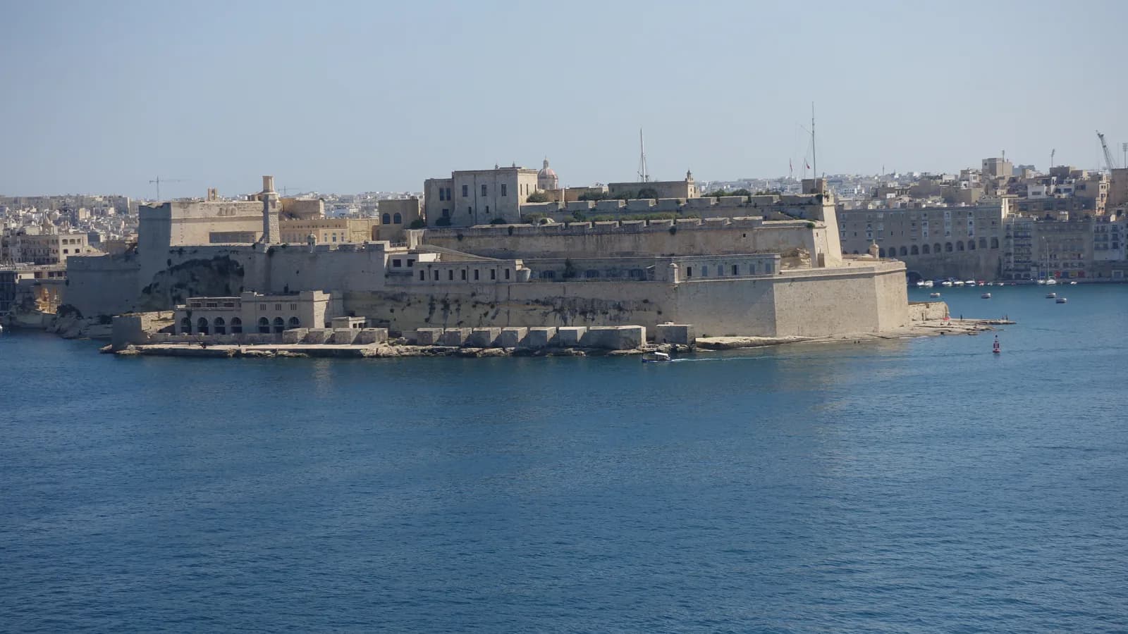 Fort St Angelo văzut peste apele Grand Harbour