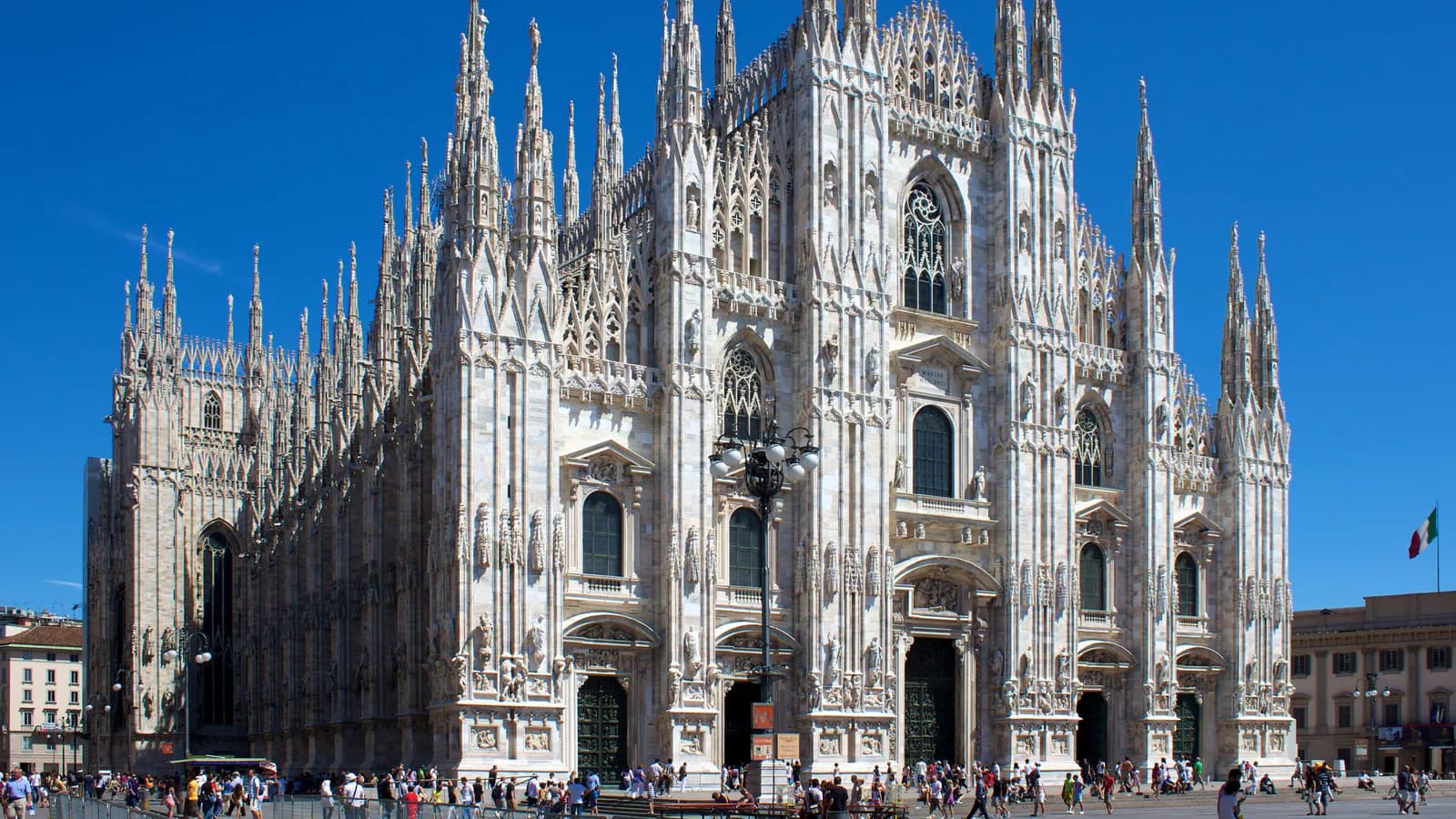 Fațada Domului din Milano văzută din piața centrală