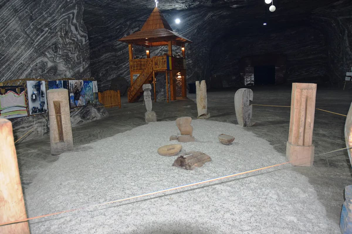 Vitrine și reconstituire cu piese într-o zonă expozițională subterană