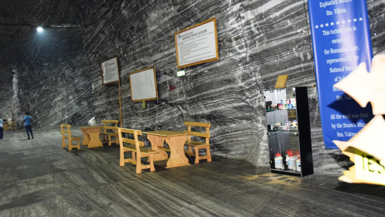 Galerie subterană cu straturi ondulate de sare și mobilier pentru odihnă
