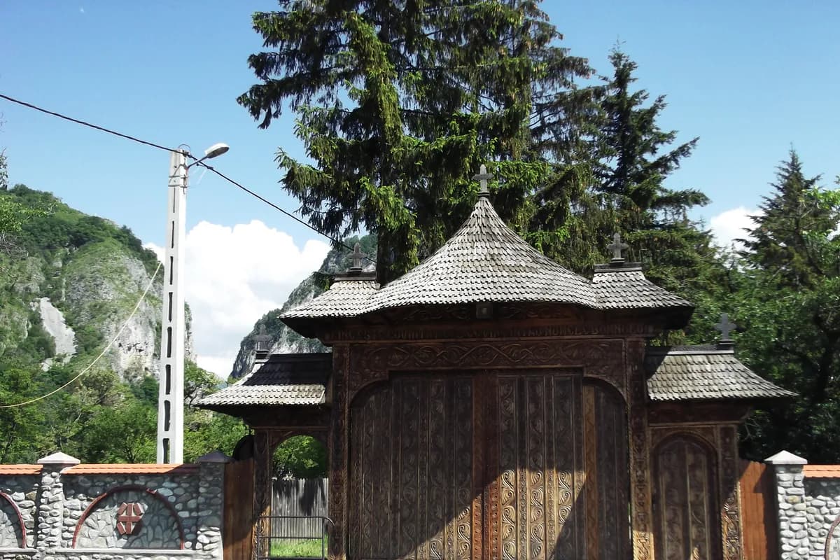intrarea în Mănăstirea Polovragi
