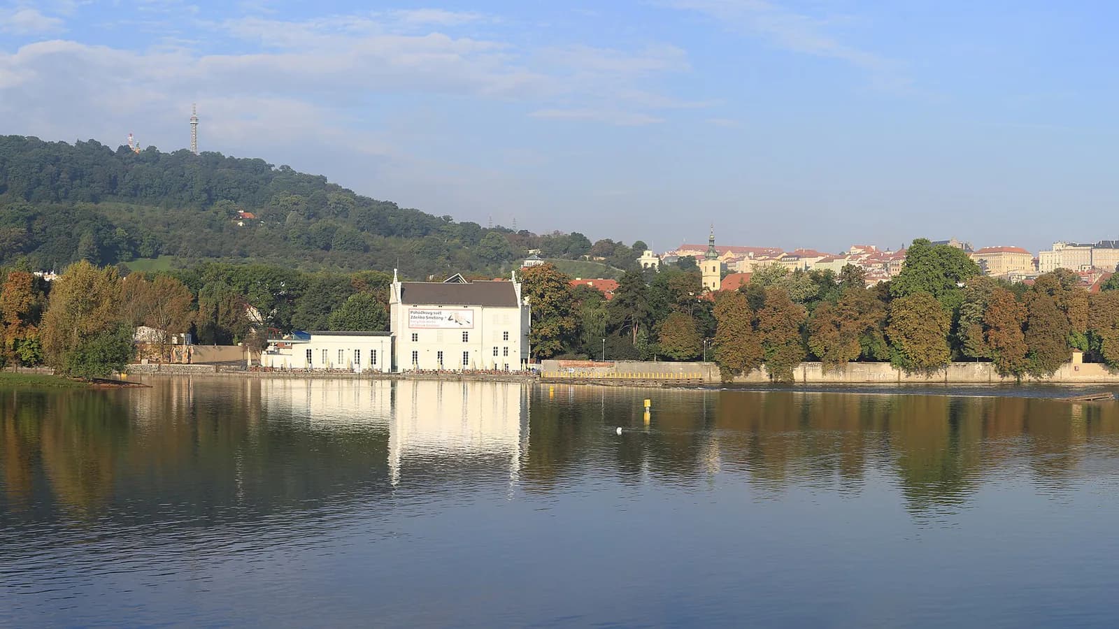Panoramă largă a Pragăi, cu Vltava, Podul Carol și Castelul Praga pe deal