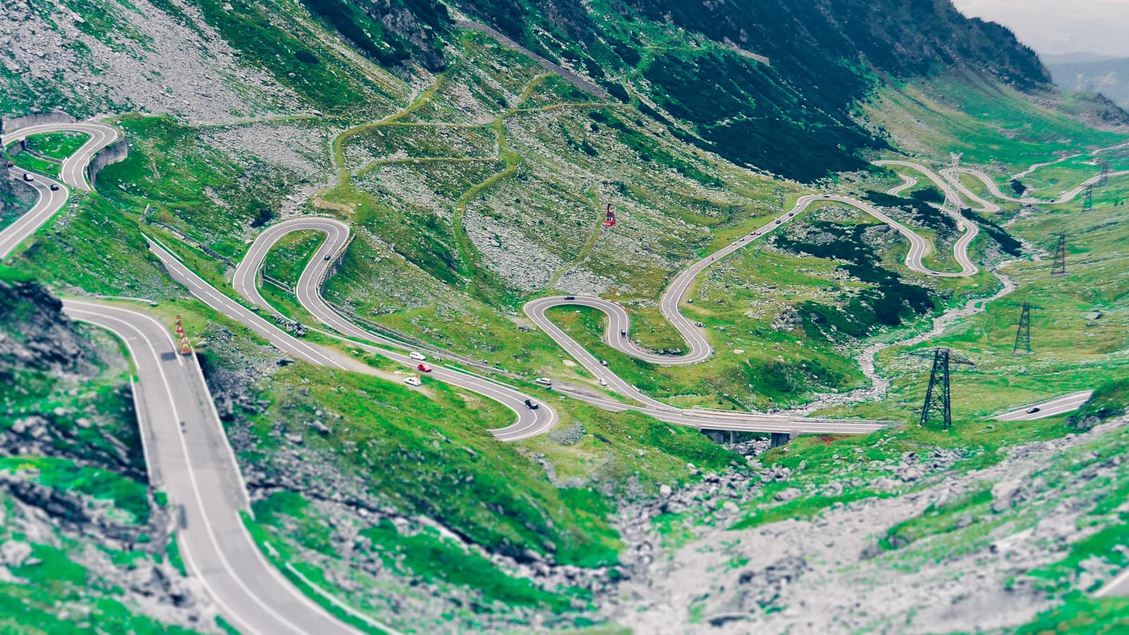 Șoseaua Transfăgărășan șerpuind prin peisajul alpin
