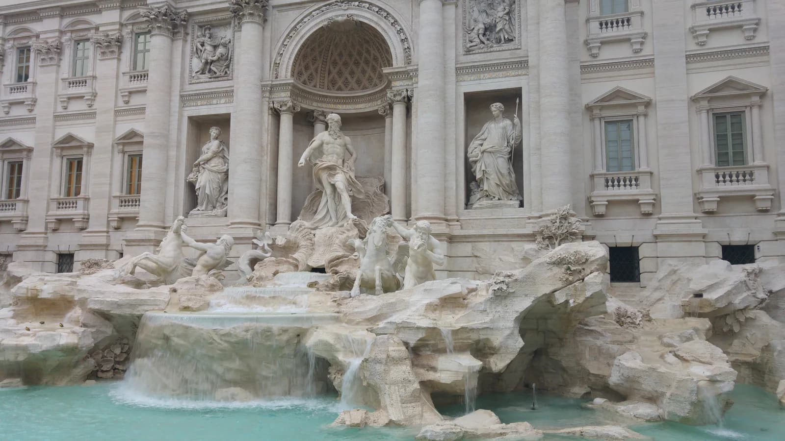 Fontana di Trevi și fațada Palazzo Poli, în Roma