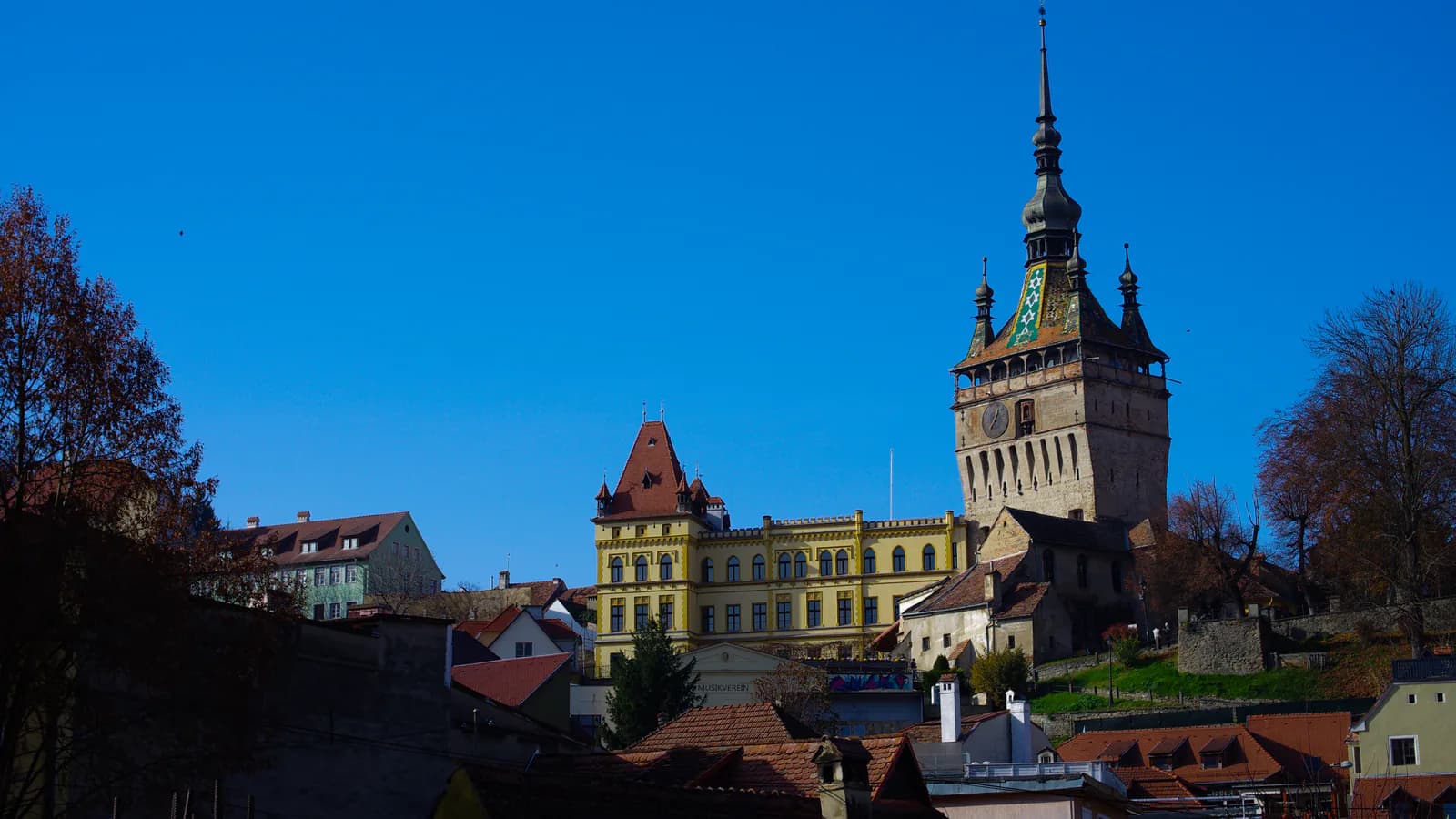 Centrul istoric al Sighișoarei, cu Turnul cu Ceas și acoperișurile cetății