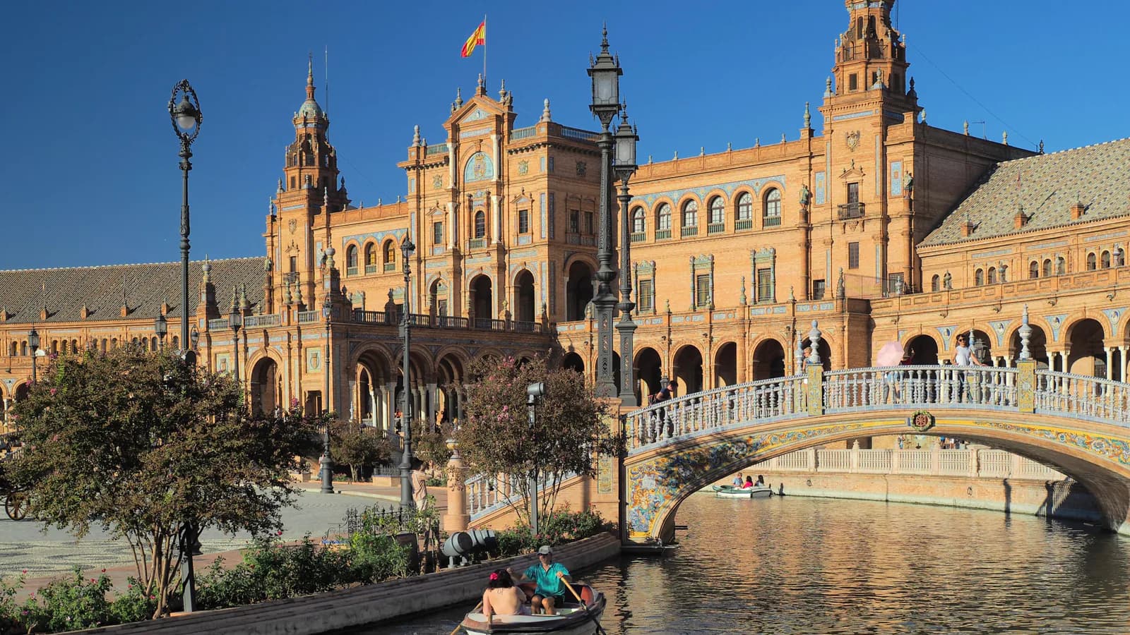 Plaza de España din Sevilla, cu canalul și clădirea semicirculară