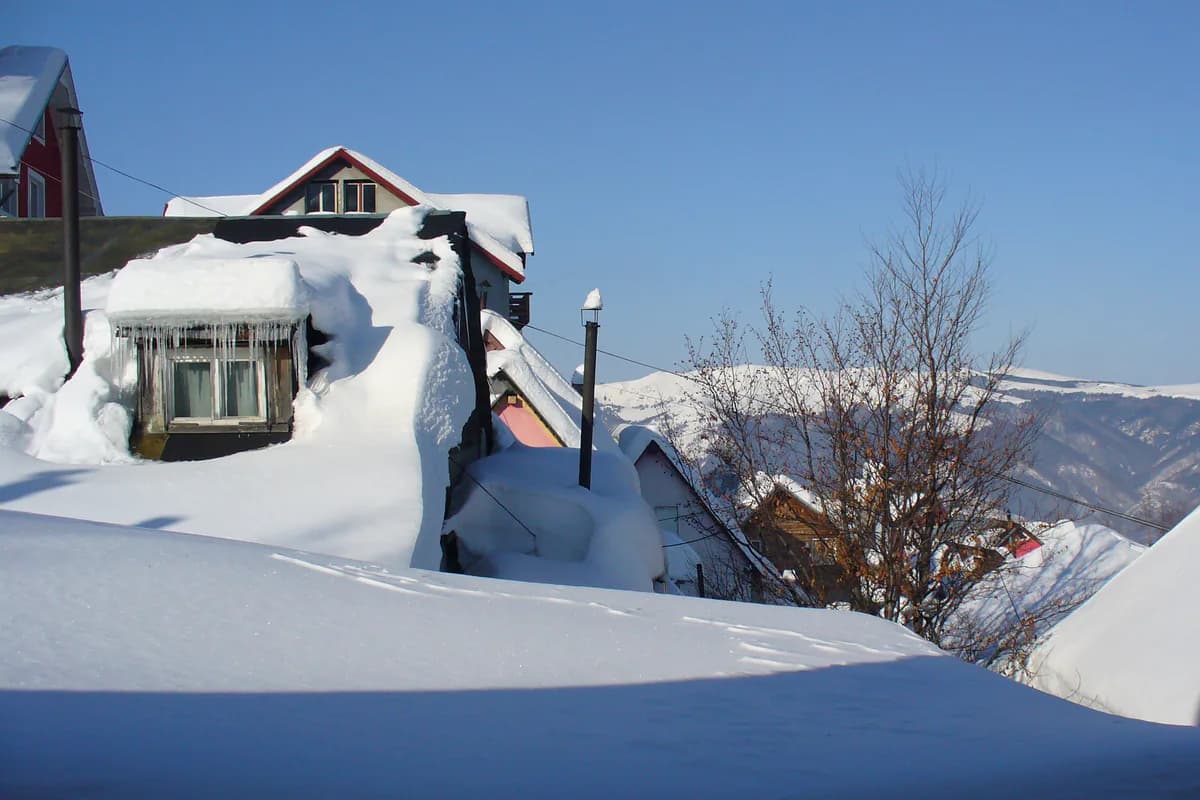 Cabane acoperite de zăpadă în stațiunea Straja
