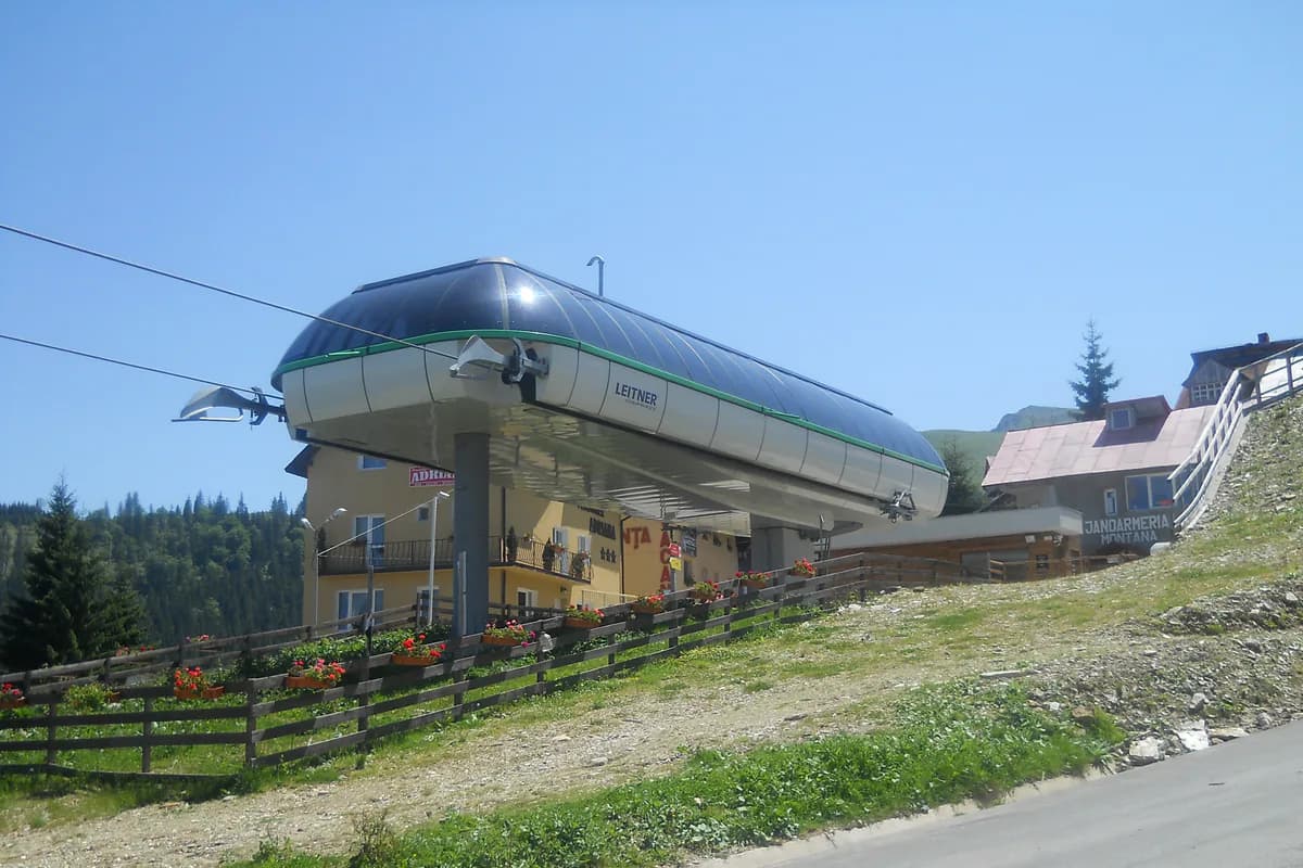 Stația superioară a telegondolei din Straja vara