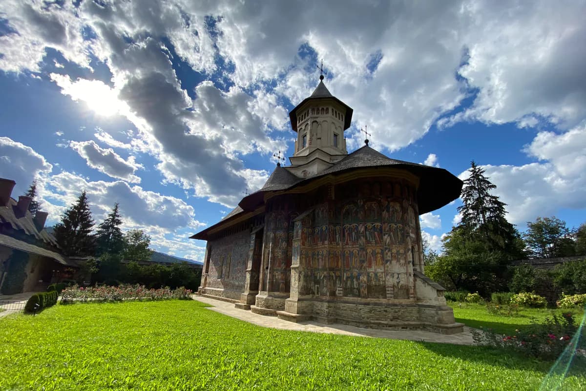 exteriorul Mănăstirii Moldovița