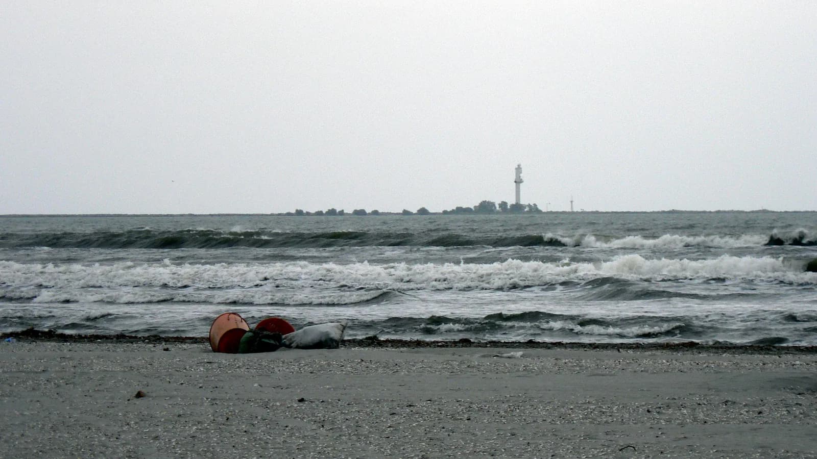 Plaja și un far din Sulina
