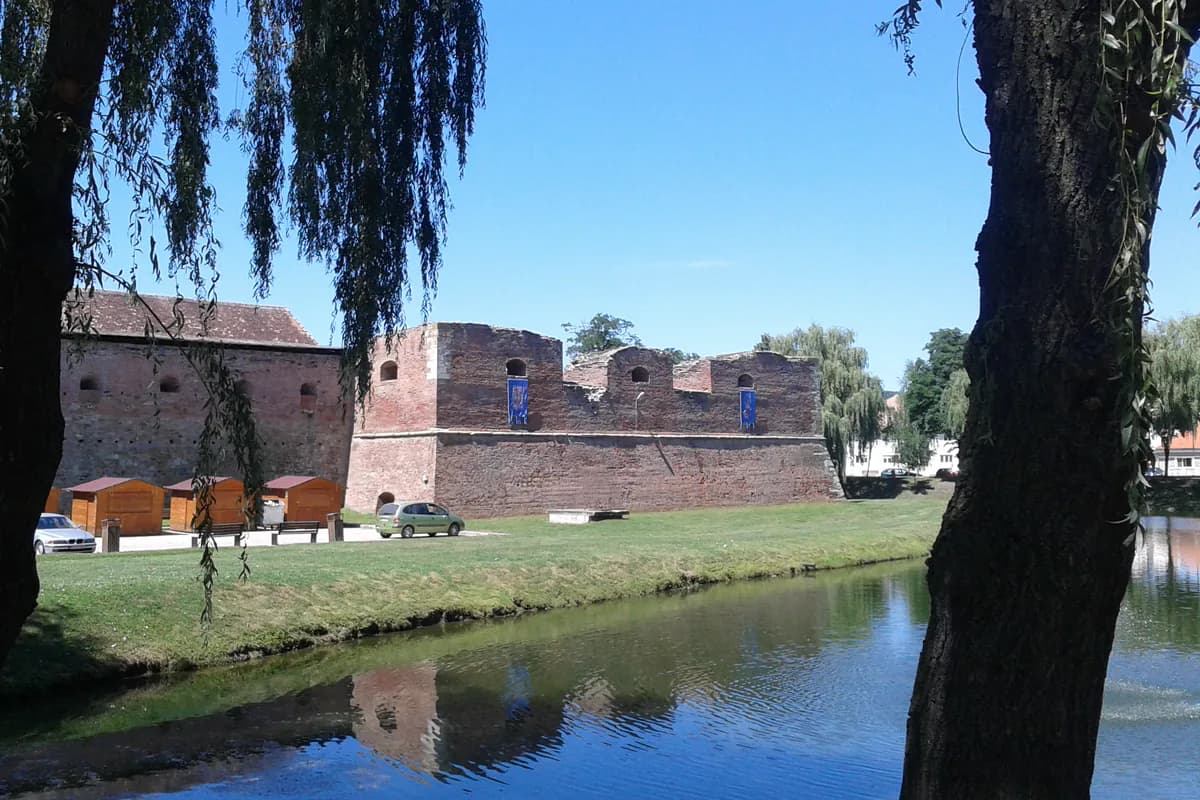 Cetatea Făgăraș reflectată în șanțul său cu apă